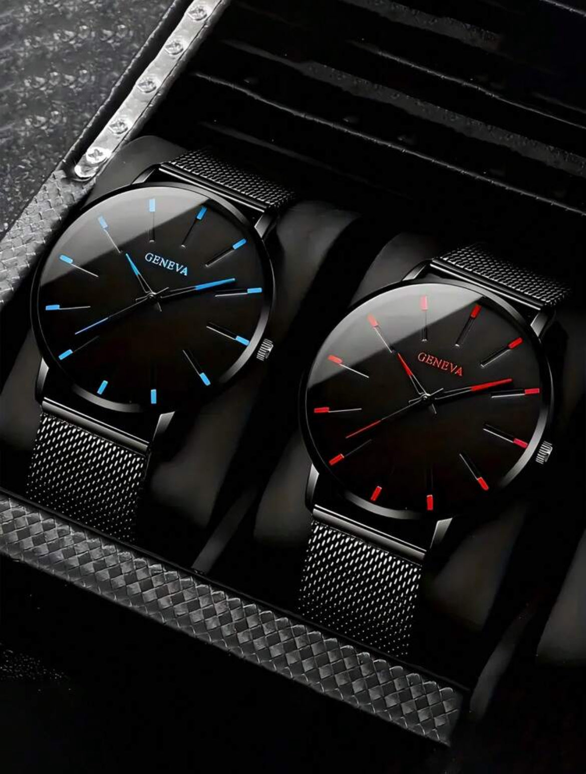 2ensemble de nouvelles montres à quartz bleu et rouge.